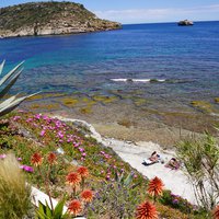 De Spaanse zee met het Portichol eilandje van Javea op de achtergrond